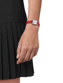 Simulation de la montre Tissot Lovely Square Valentines sur un poignet