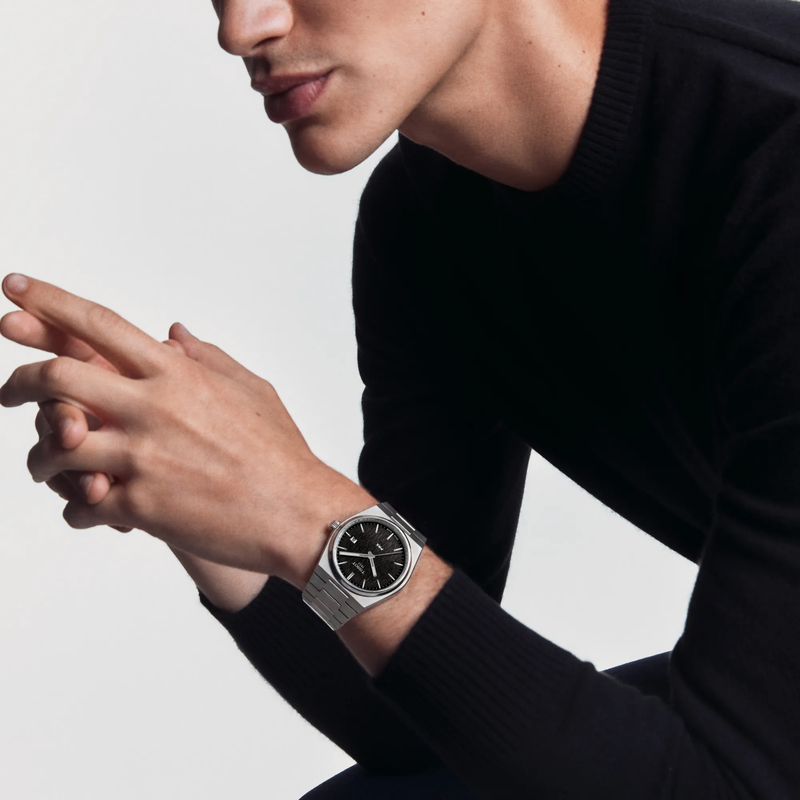 Simulation of the watch Tissot PRX 40mm on a wrist