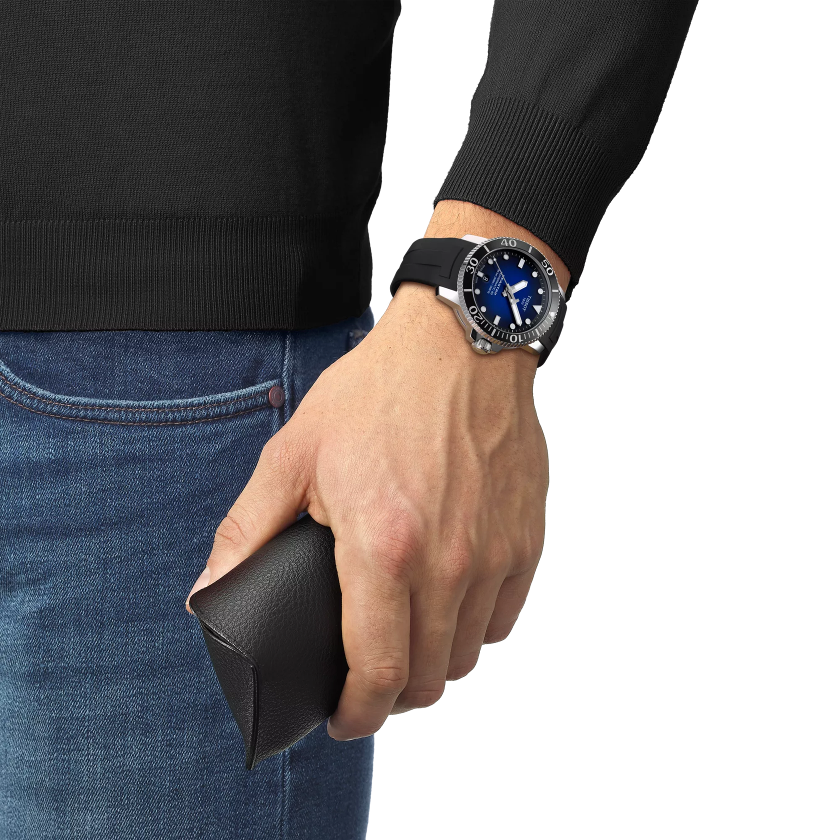 손목에 착용한 티쏘 씨스타 1000 파워매틱 80 시계 시뮬레이션