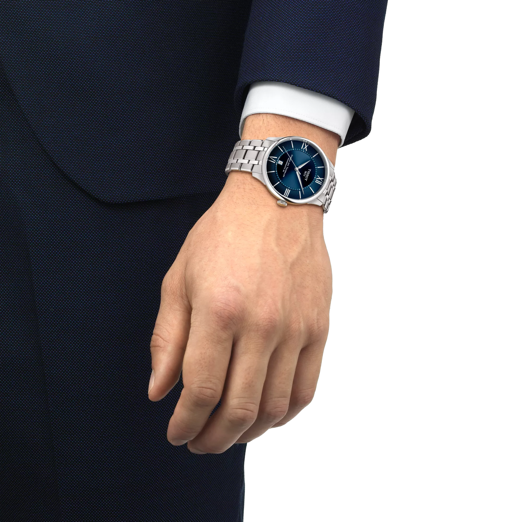 손목에 착용한 티쏘 슈망 데 뚜렐 파워매틱 80 42mm 시계 시뮬레이션