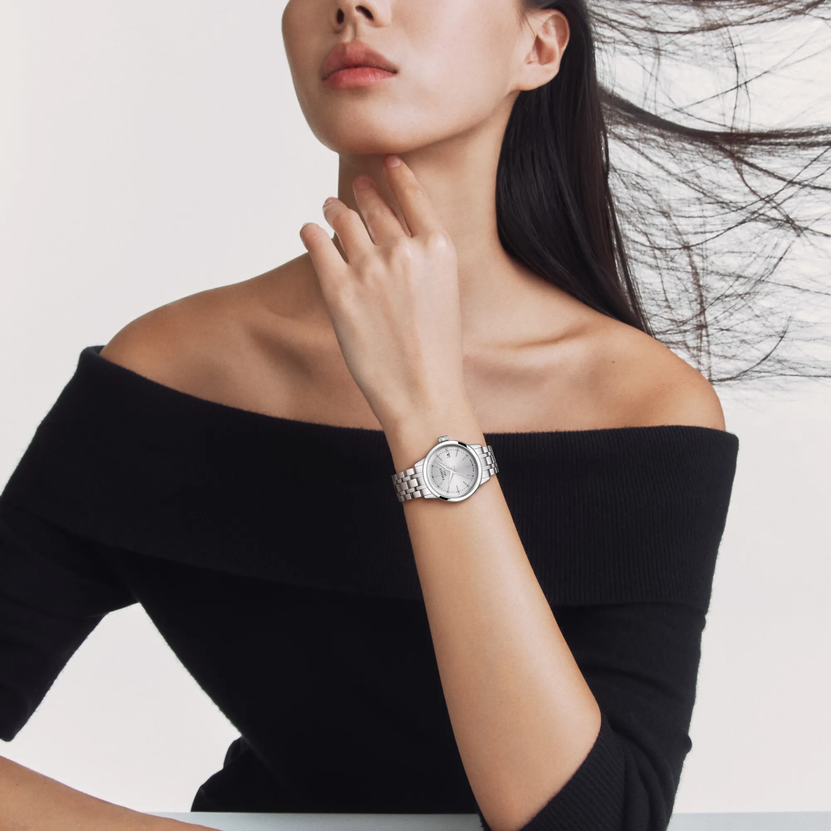 Simulation of the watch Tissot Classic Dream 28mm on a wrist