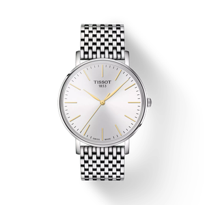 Vista frontal del reloj Tissot Everytime 40mm con sombra