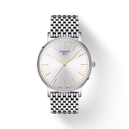 Vista frontal del reloj Tissot Everytime 40mm con sombra