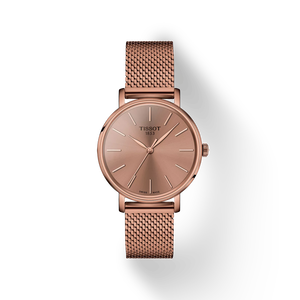 Vista frontal del reloj Tissot Everytime 34mm con sombra