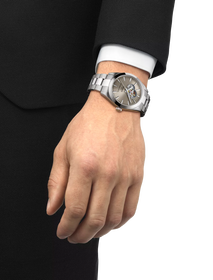 손목에 착용한 티쏘 젠틀맨 파워매틱 80 오픈 하트 시계 시뮬레이션