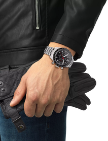 Darstellung der Uhr Tissot PRS 516 Automatic Chronograph am Handgelenk