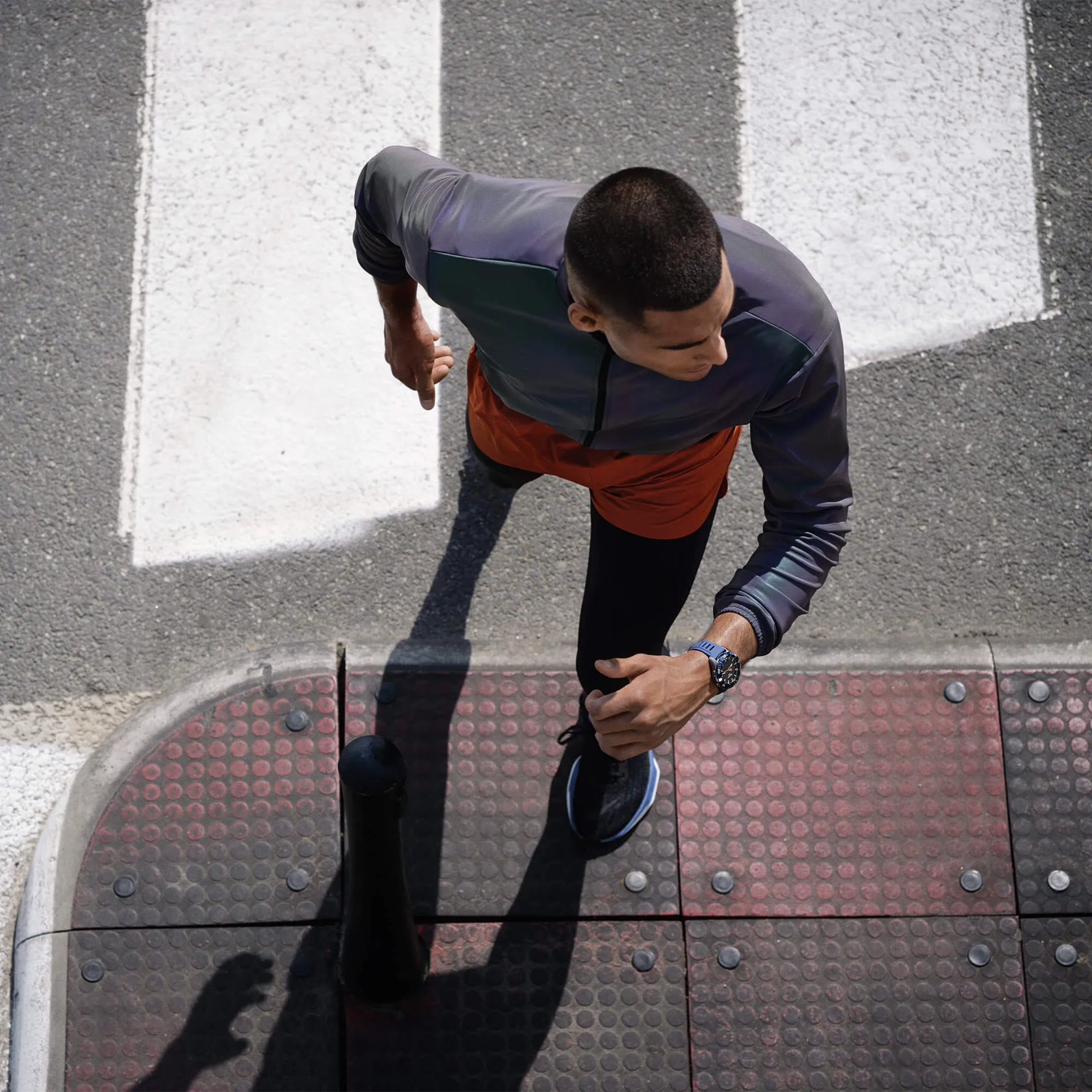 컬러 배경에 티쏘 T-터치 커넥트 스포츠 시계