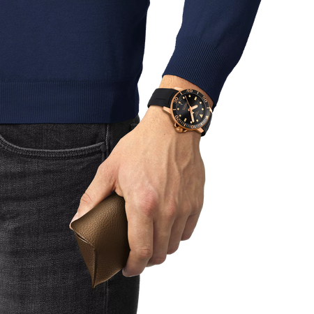 Simulation of the watch Tissot Seastar 1000 Powermatic 80 on a wrist