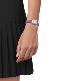 Simulation de la montre Tissot Lovely Square Valentines sur un poignet