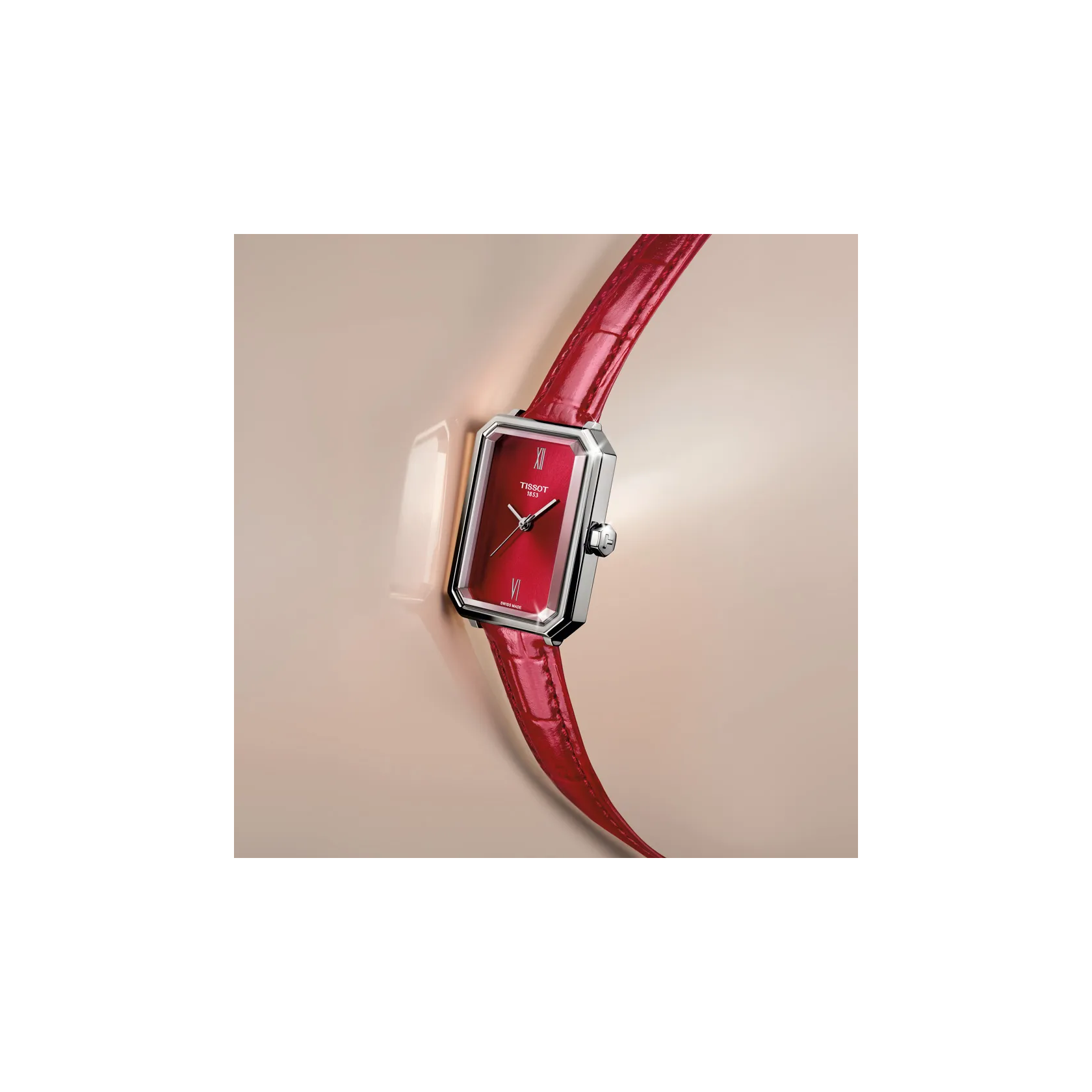 Tissot SRV 30mm Uhr vor einem farbigen Hintergrund