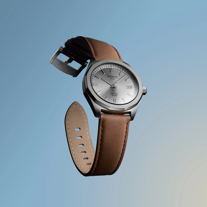 Tissot PRC 100 Solar 39mm Uhr vor einem farbigen Hintergrund