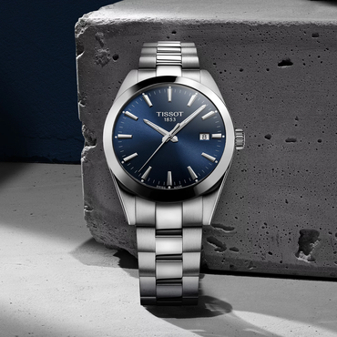 Tissot Gentleman 40mm horloge op een gekleurde achtergrond