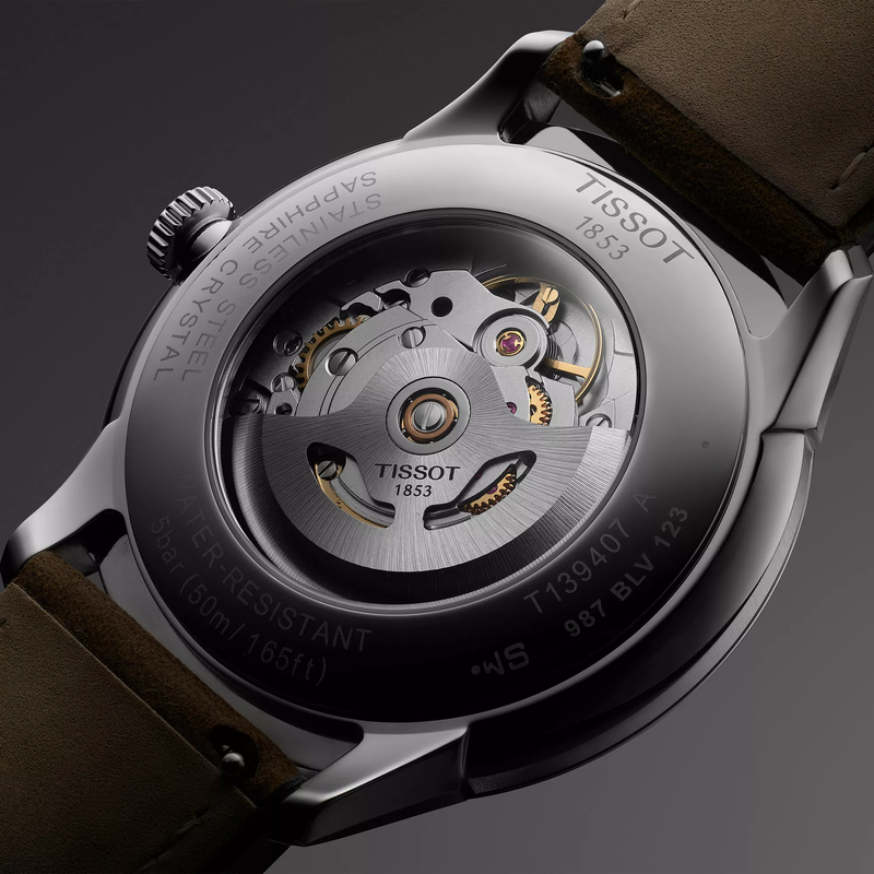 Tissot Chemin des Tourelles 42mm horloge op een gekleurde achtergrond