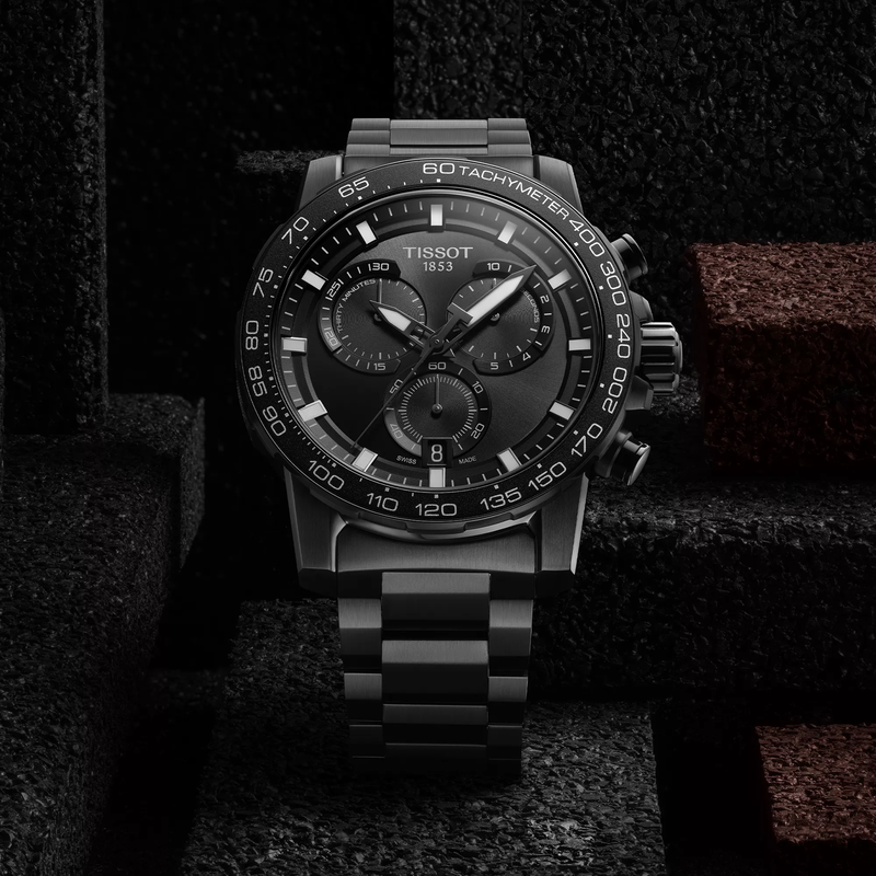 Tissot Supersport Chrono 45.5mm montre sur fond color&eacute;