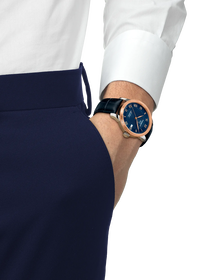 손목에 착용한 티쏘 르로끌 COSC 39mm 시계 시뮬레이션