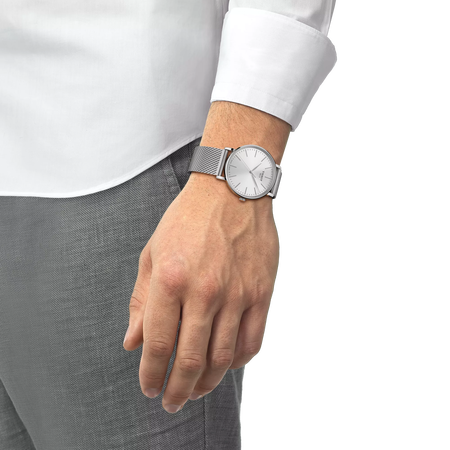 손목에 착용한 티쏘 에브리타임 40mm 시계 시뮬레이션