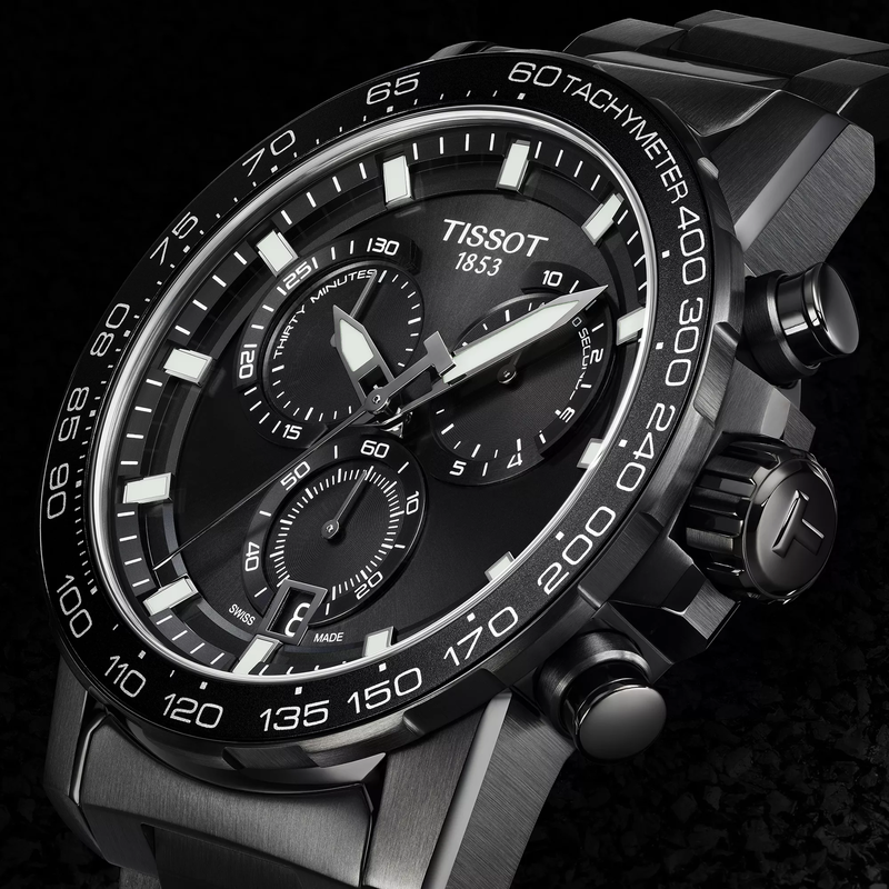 Tissot Supersport Chrono 45.5mm montre sur fond color&eacute;