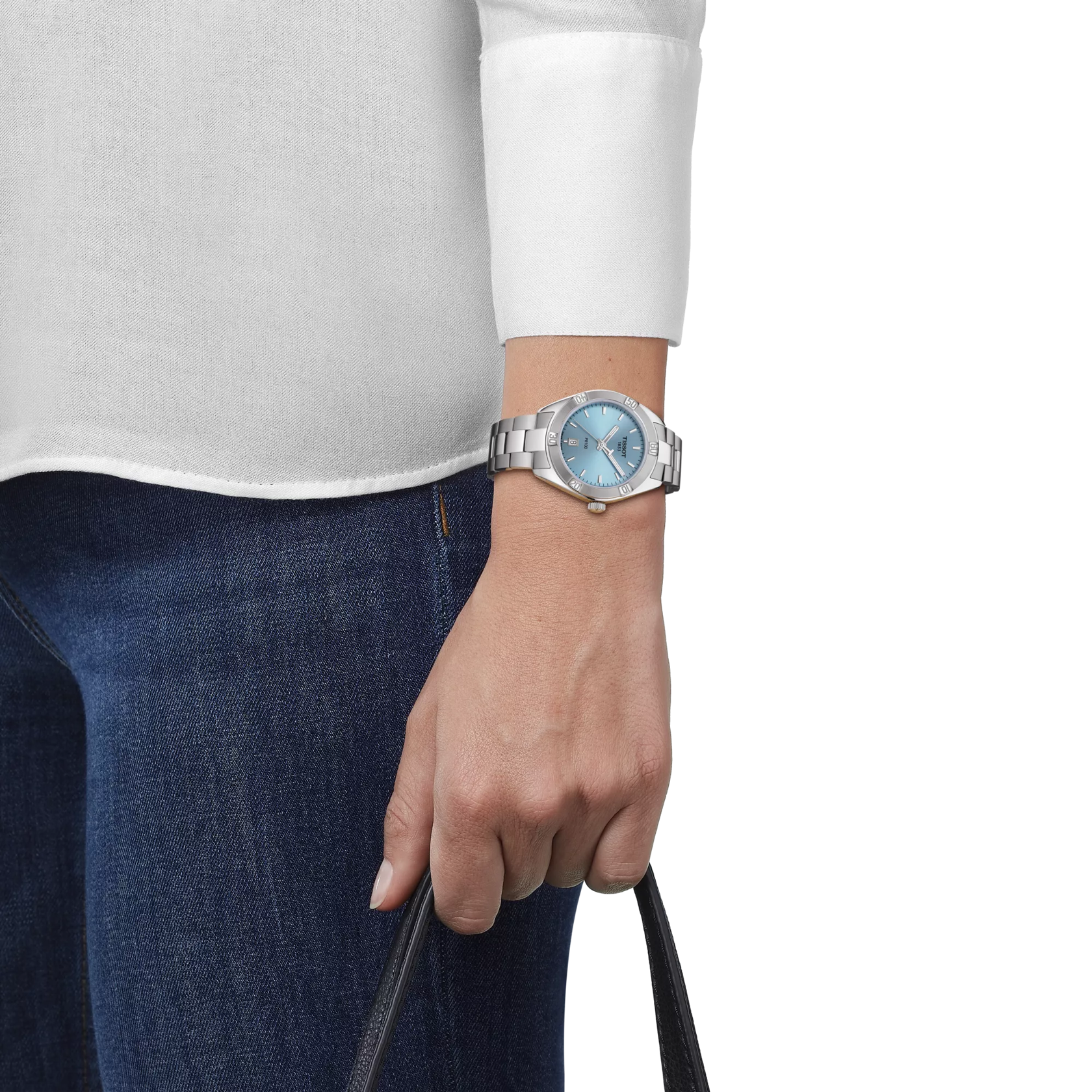 손목에 착용한 티쏘 PR 100 레이디 스포츠 시크 시계 시뮬레이션