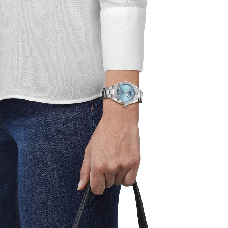 손목에 착용한 티쏘 PR 100 레이디 스포츠 시크 시계 시뮬레이션