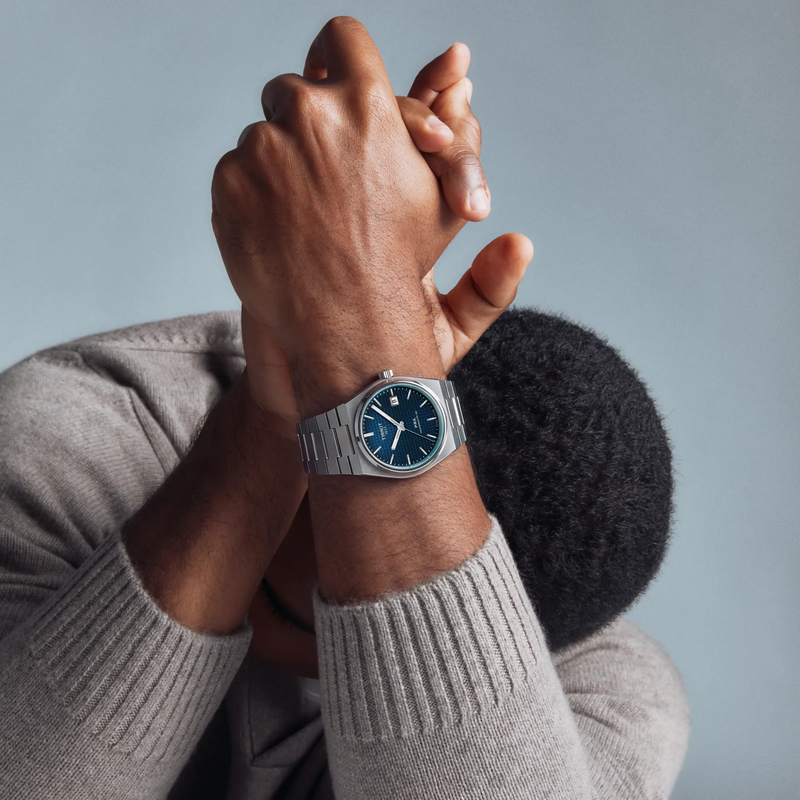Simulatie van het horloge Tissot PRX 40mm om een pols