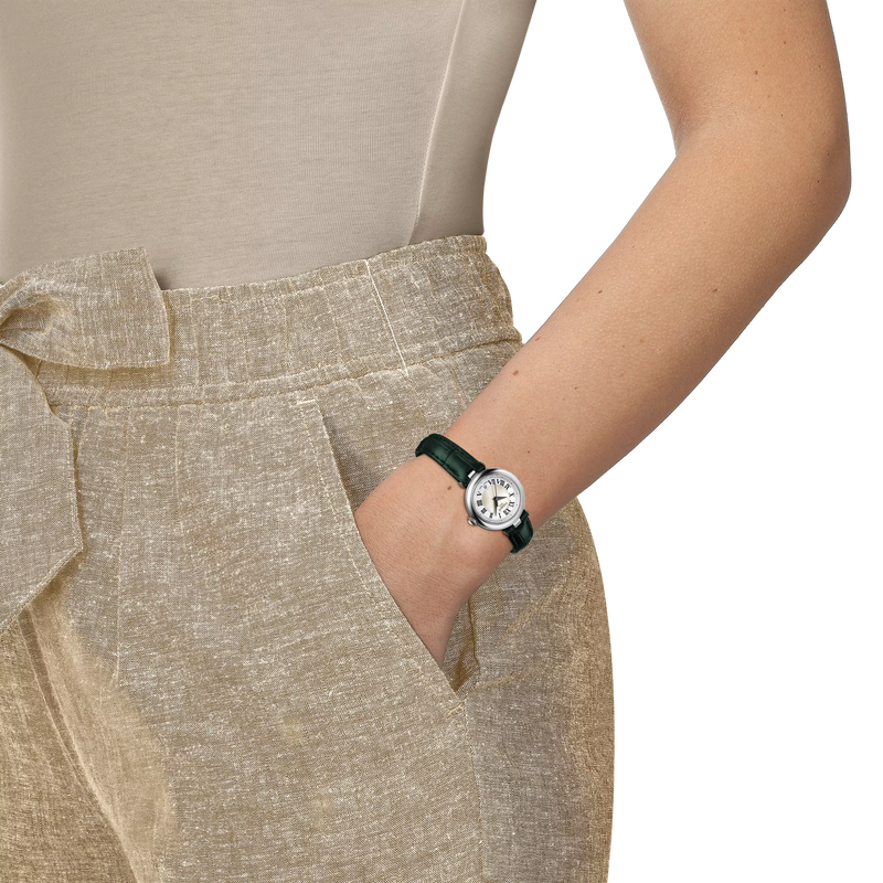 손목에 착용한 티쏘 벨리시마 26mm 시계 시뮬레이션