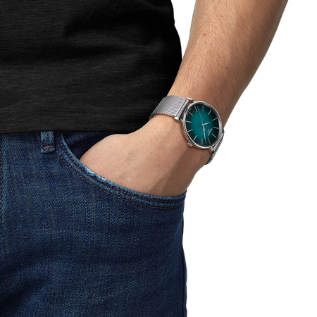 손목에 착용한 티쏘 에브리타임 40mm 시계 시뮬레이션