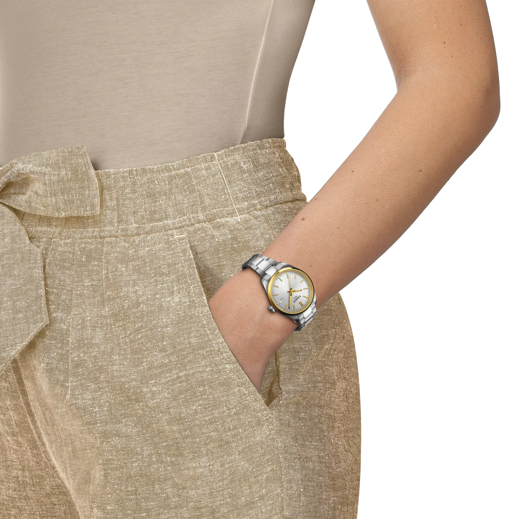 손목에 착용한 티쏘 PR 100 34mm 시계 시뮬레이션