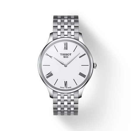 Vue de face de la montre Tissot Tradition 5.5 avec ombre