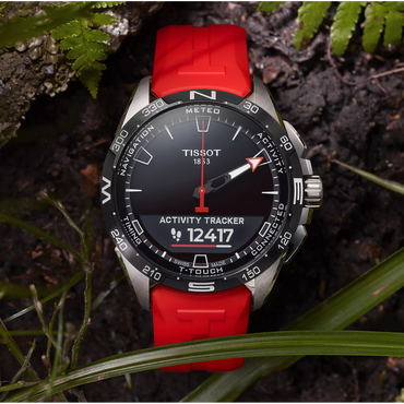 Tissot T-Touch Connect Solar 47.5mm reloj en un fondo de color