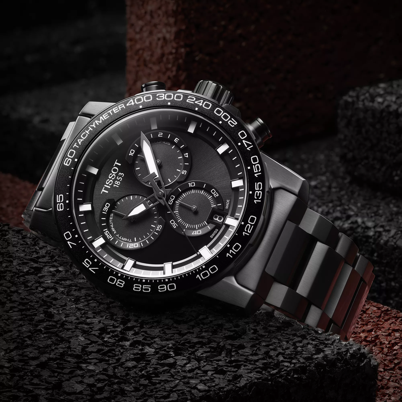 Tissot Supersport Chrono 45.5mm montre sur fond color&eacute;