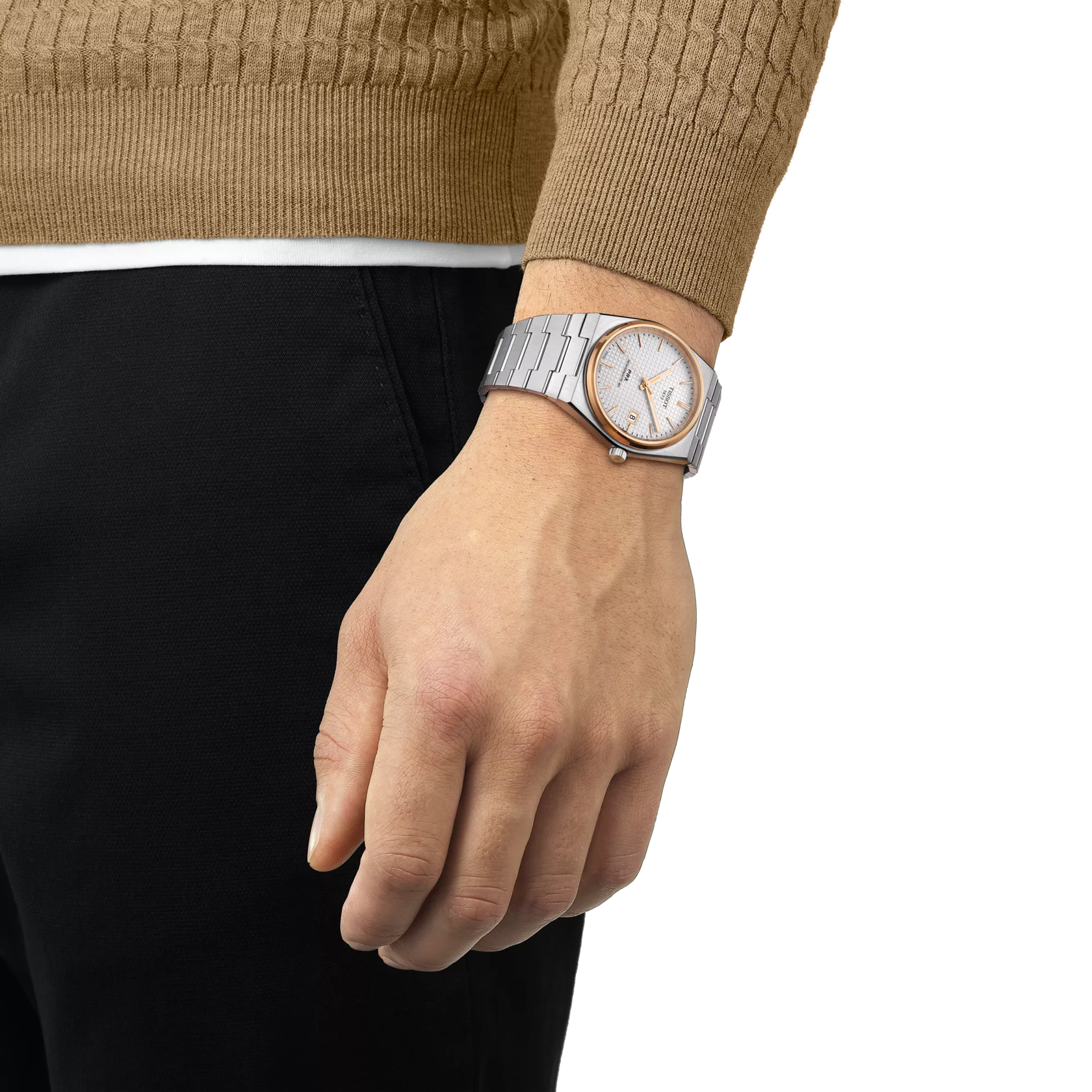 손목에 착용한 티쏘 PRX 파워매틱 80 시계 시뮬레이션