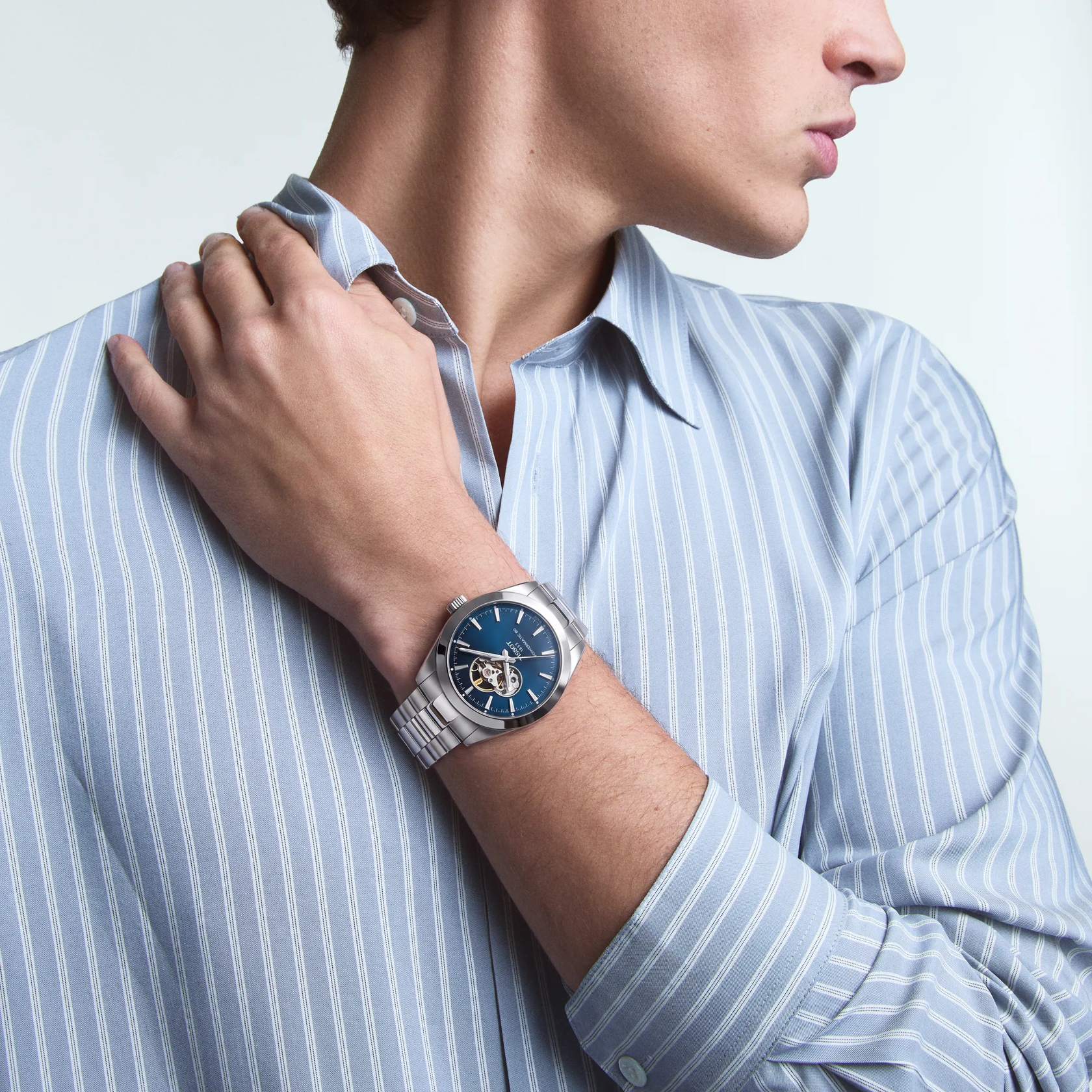 Simulation of the watch 天梭紳士系列開心款40mm on a wrist