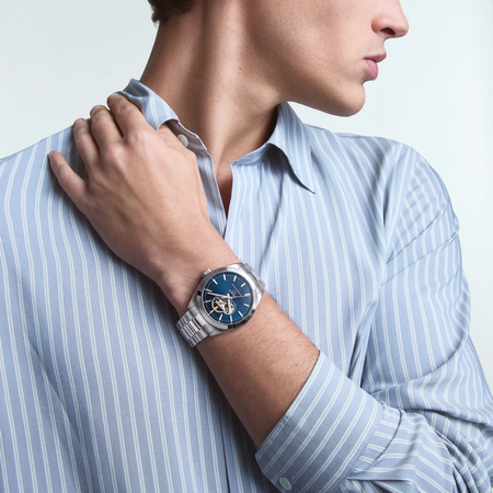 Darstellung der Uhr Tissot Gentleman Open Heart 40mm am Handgelenk