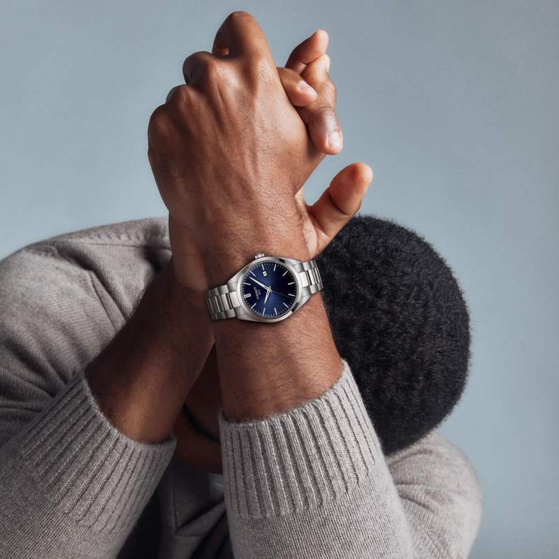 Darstellung der Uhr Tissot PR 100 40mm am Handgelenk