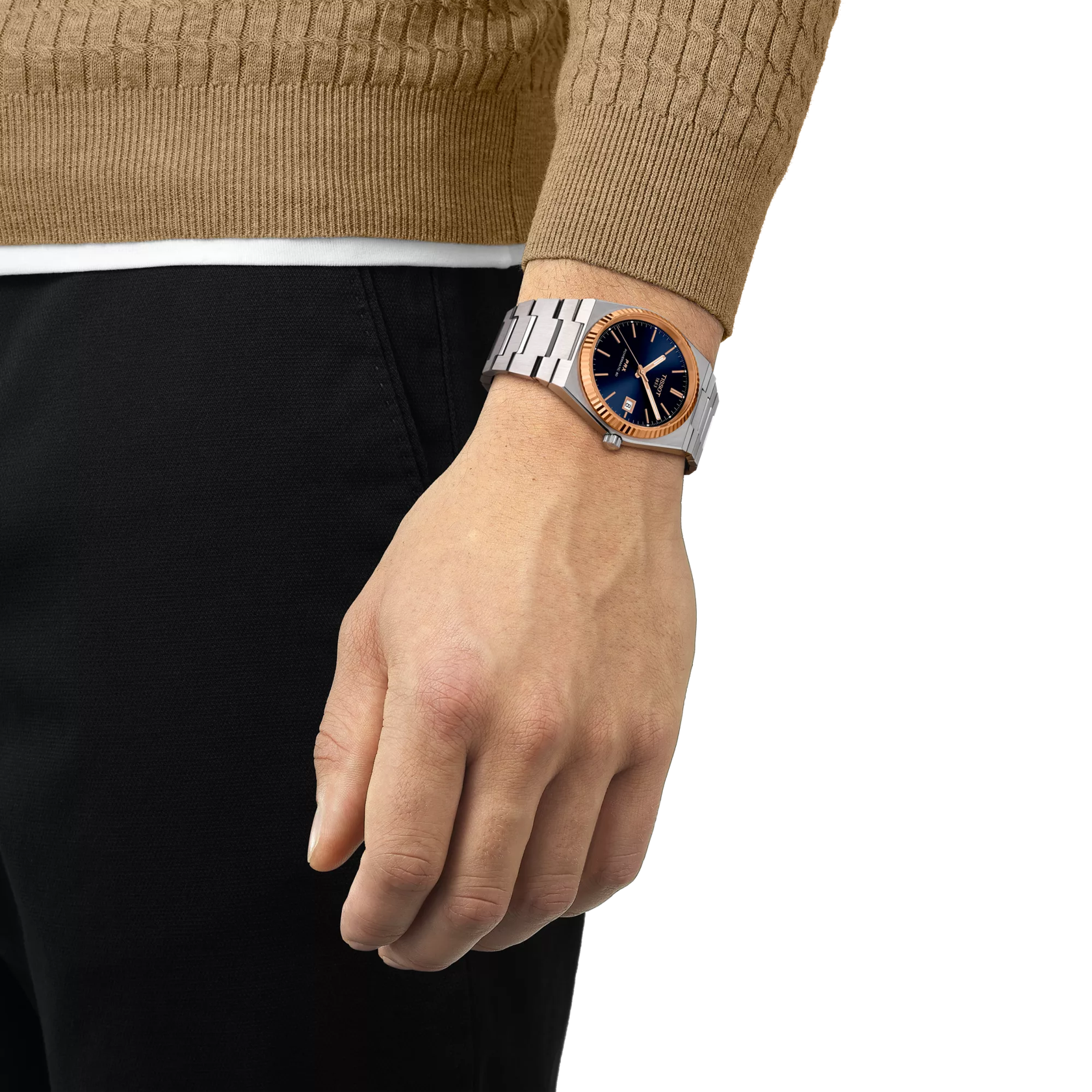 손목에 착용한 티쏘 PRX 파워매틱 80 스틸 & 18K 골드 베젤 시계 시뮬레이션