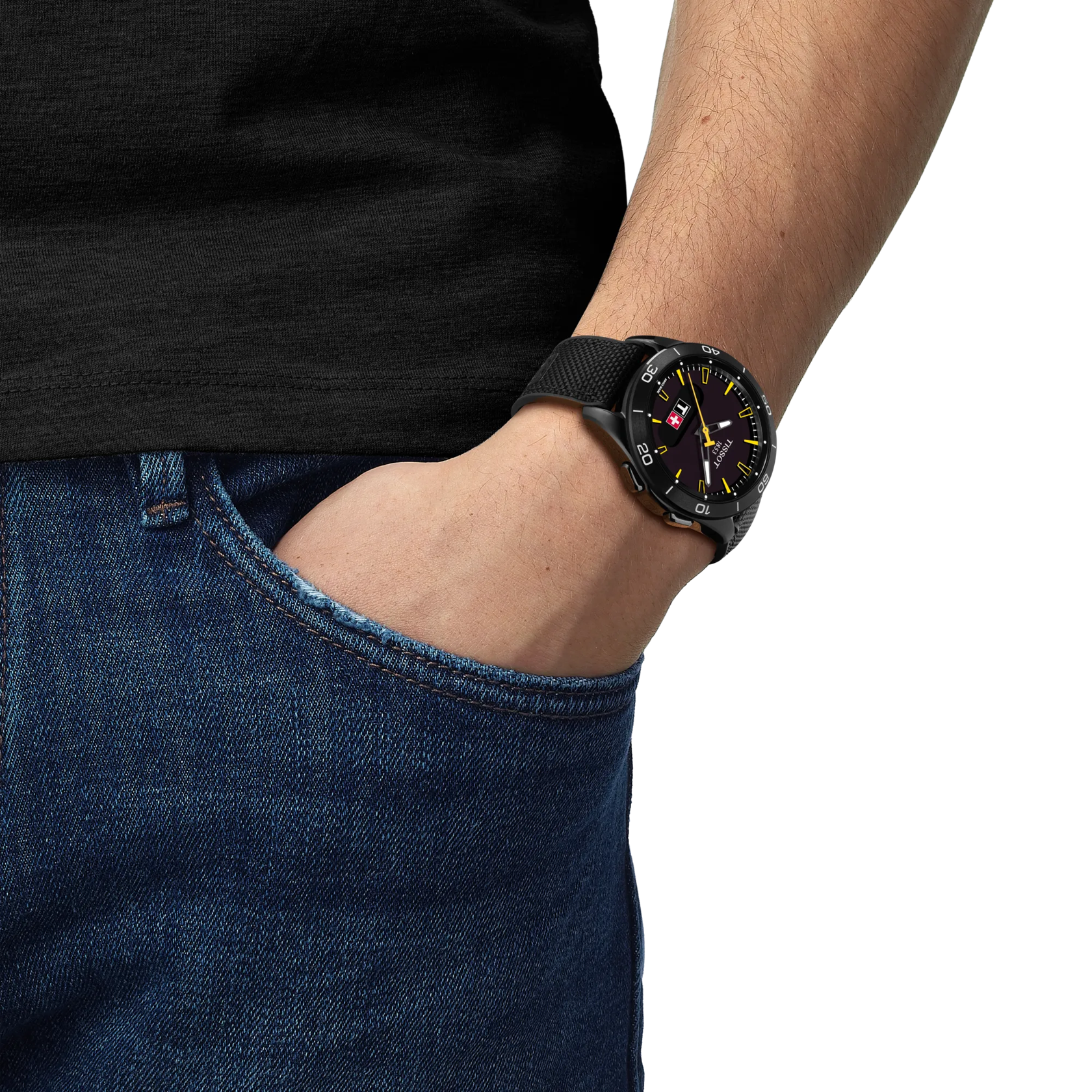 손목에 착용한 티쏘 T-터치 커넥트 스포츠 융프라우 시계 시뮬레이션