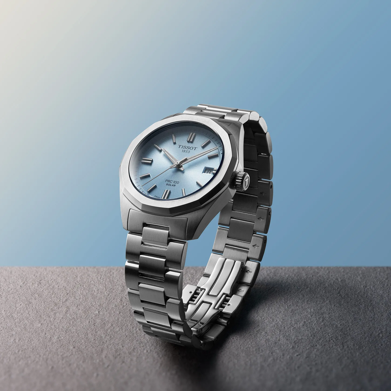Tissot PRC 100 Solar 34mm montre sur fond color&eacute;