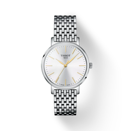 Vooraanzicht van het horloge Tissot Everytime 34mm met schaduw