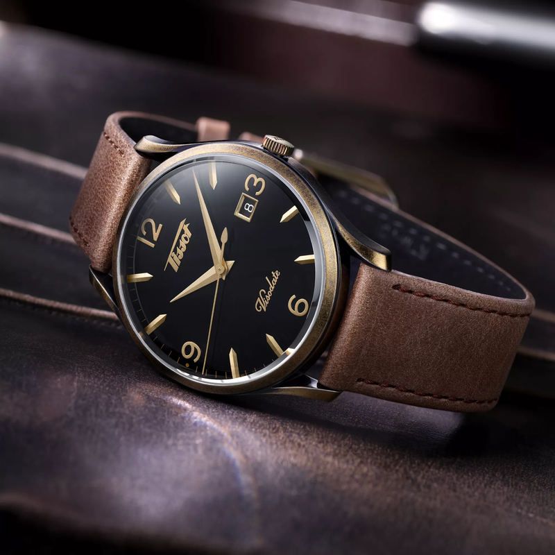 นาฬิกา Tissot Heritage Visodate บนพื้นหลังสี