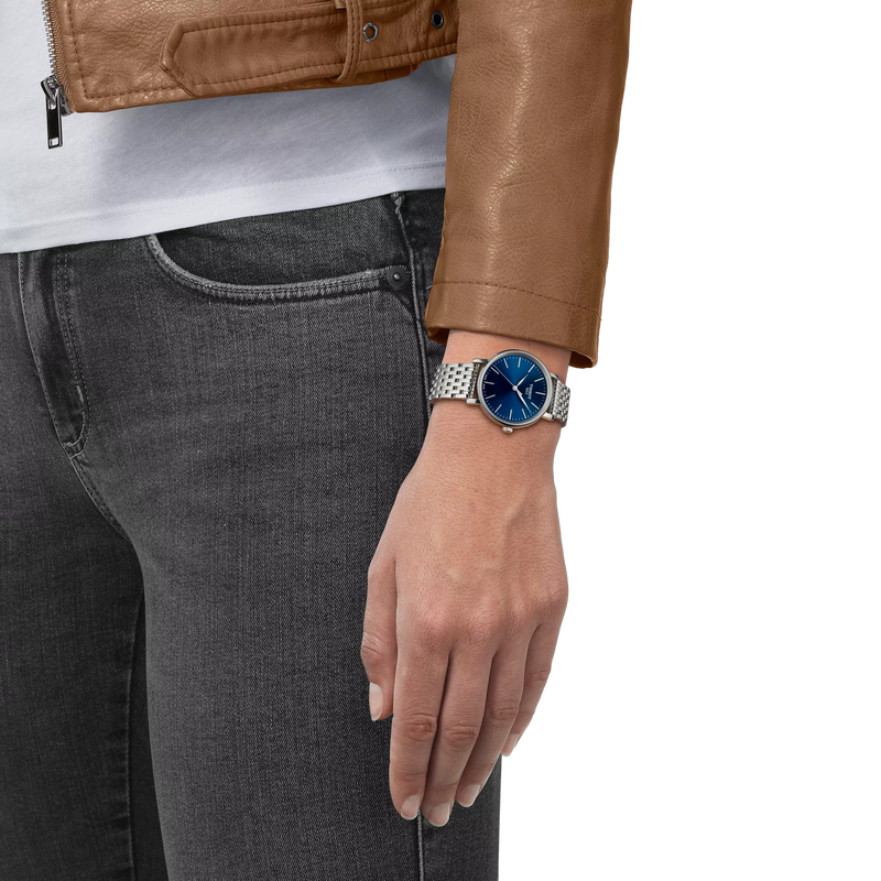 손목에 착용한 티쏘 에브리타임 34mm 시계 시뮬레이션