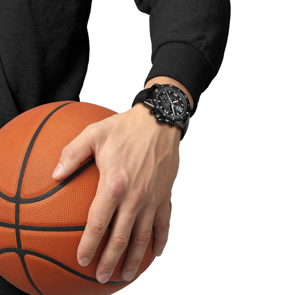 Darstellung der Uhr Tissot Supersport NBA Special Edition 45.5mm am Handgelenk