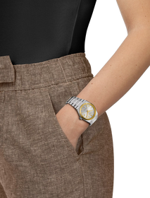 손목에 착용한 티쏘 PRX 파워매틱 80 35mm 스틸 & 18K 골드 베젤 시계 시뮬레이션