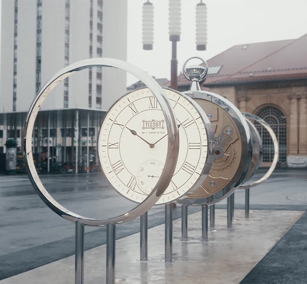 Tissot schenkt der Stadt La Chaux-de-Fonds ein imposantes Kunstwerk in Form einer Uhr