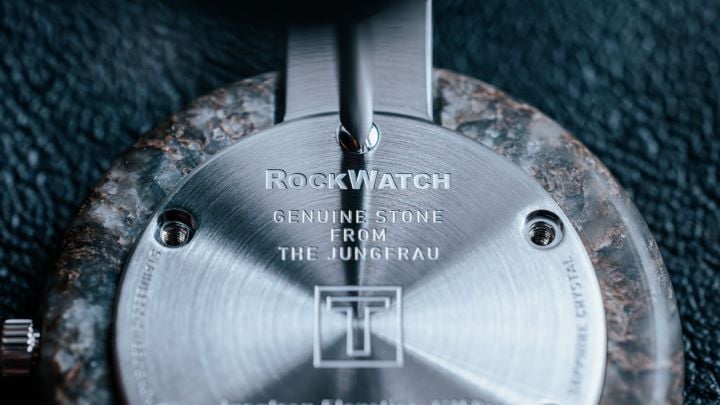  Detail van de achterkant van de Tissot RockWatch tijdens het sluiten, met de inscriptie &ldquo;RockWatch&rdquo;.