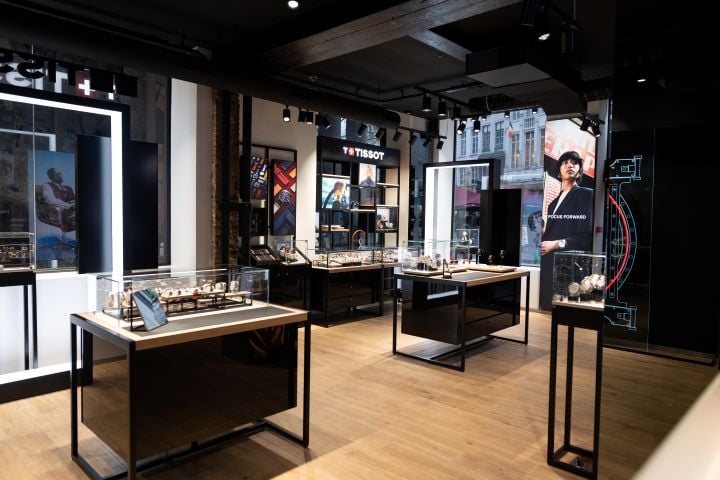 Vue d'ensemble de l'int&eacute;rieur de la boutique Tissot de Bruxelles