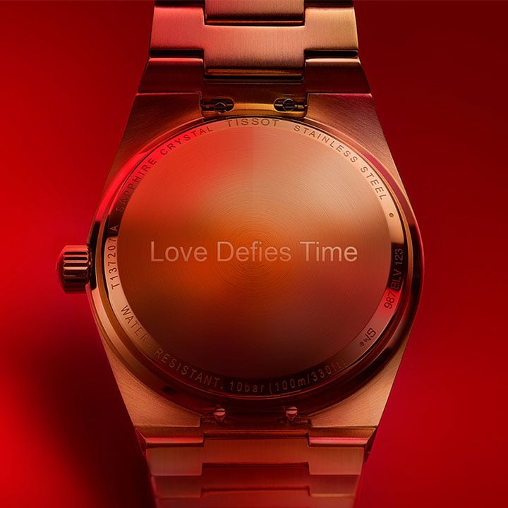 Love defies Time Gravur auf dem Geh&auml;useboden einer ros&eacute;goldfarbenen Tissot PRX Uhr