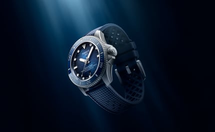 Die neue Tissot Seastar 2000 mit blauem Zifferblatt und Kautschukband, schwebend unter Wasser stillvoll ins Licht gesetzt
