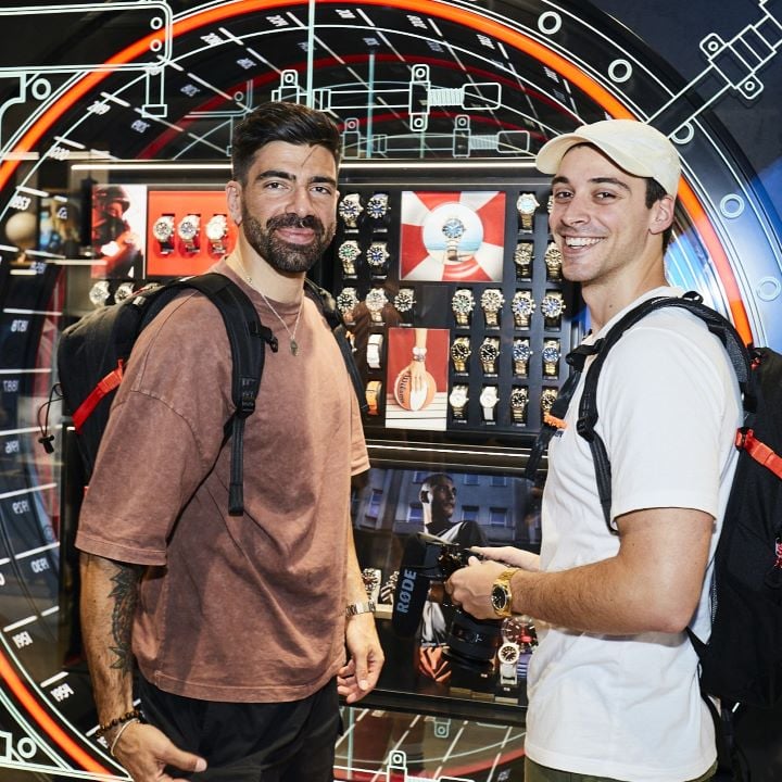 Gianluca Gazzoli e Ignazio Moser in piedi davanti alla cassaforte Tissot.