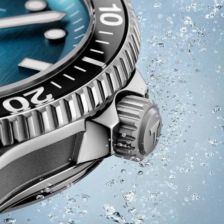 Skupienie na koronce Tissot Seastar 40mm Powermatic 80, wodoodpornej do 30 bar&oacute;w.