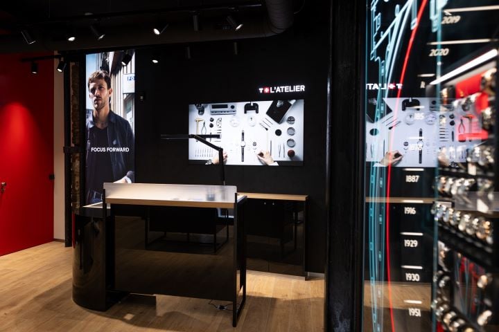 Coin atelier de la boutique Tissot de Bruxelles, meubl&eacute; d'un &eacute;tabli d'horloger